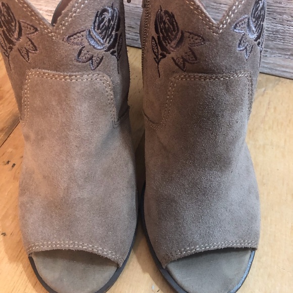 Women’s Lucky Brand Booties “Listana” Suede Embroidered Peep Toe SZ 8M EU 38 - Picture 5 of 11